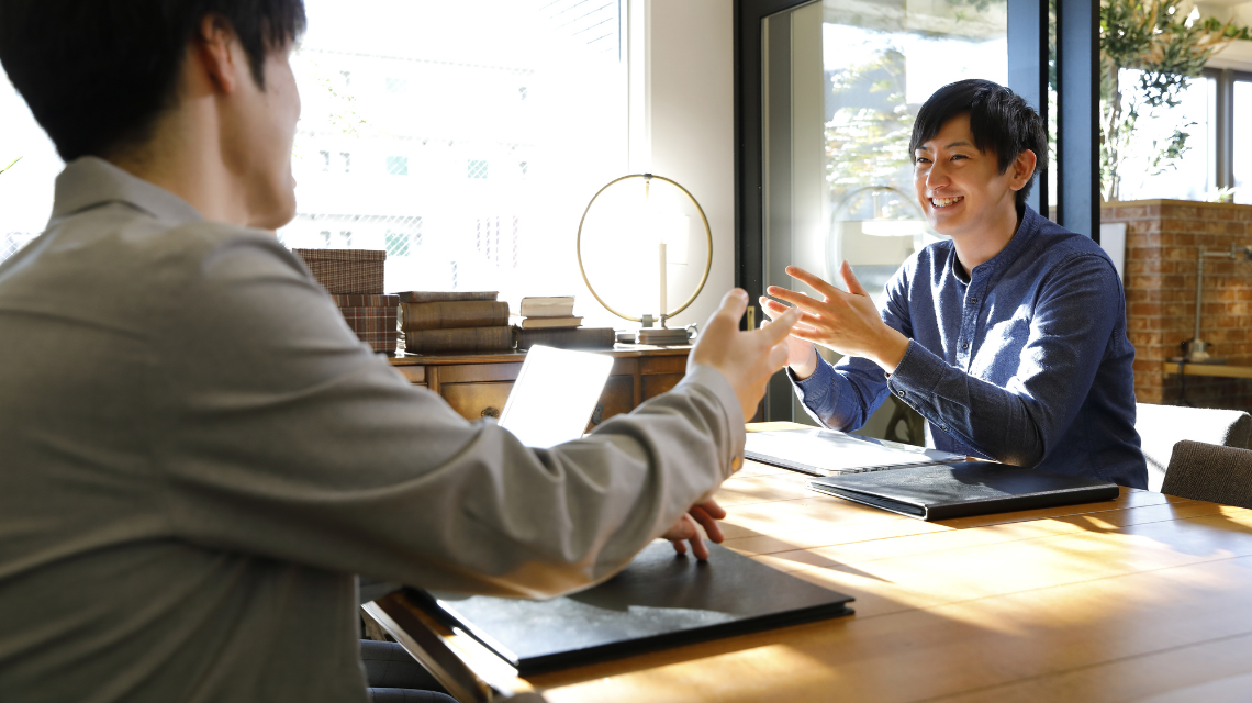 スタッフがお客様をサポートしている　イメージ